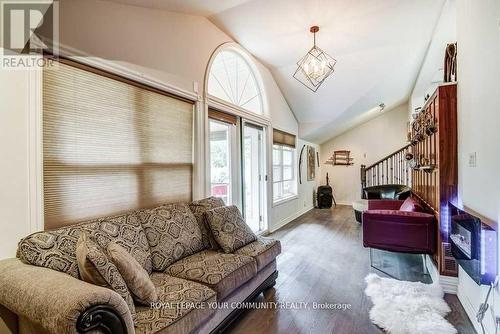 768 Grace Street, Newmarket, ON - Indoor Photo Showing Living Room