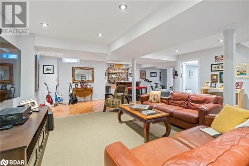 18 North Ridge Crescent, Georgetown, ON - Indoor Photo Showing Living Room