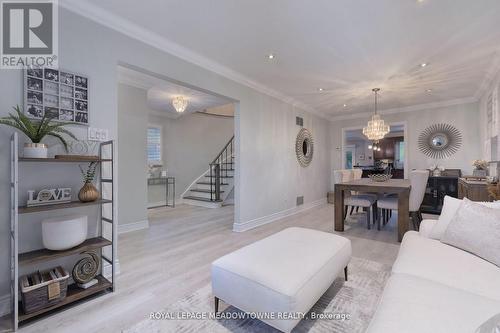 4320 Shelby Crescent, Mississauga, ON - Indoor Photo Showing Living Room