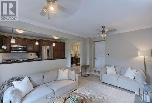 4320 Shelby Crescent, Mississauga, ON - Indoor Photo Showing Living Room