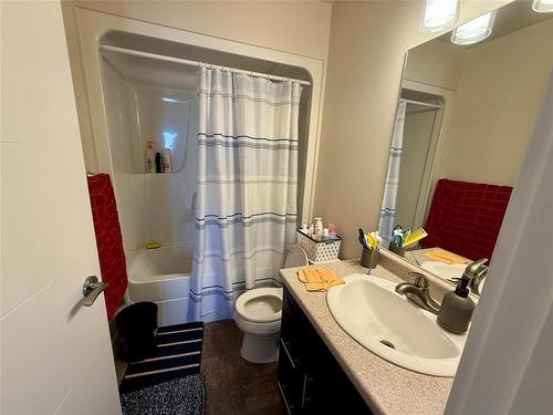 32 Mercury Lane, Brandon, MB - Indoor Photo Showing Bathroom