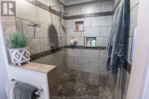 51 Pine Drive, Wallaceburg, ON - Indoor Photo Showing Bathroom