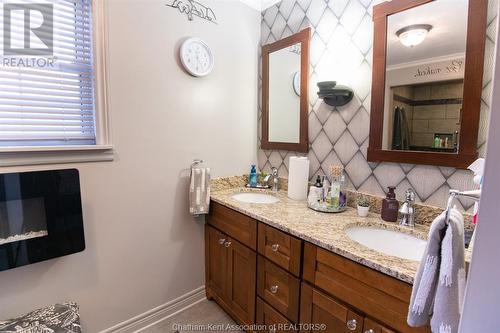 51 Pine Drive, Wallaceburg, ON - Indoor Photo Showing Bathroom