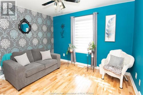 51 Pine Drive, Wallaceburg, ON - Indoor Photo Showing Living Room