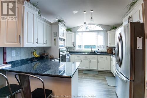 51 Pine Drive, Wallaceburg, ON - Indoor Photo Showing Kitchen