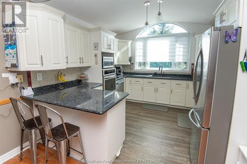 51 Pine Drive, Wallaceburg, ON - Indoor Photo Showing Kitchen