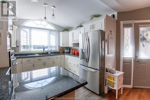 51 Pine Drive, Wallaceburg, ON - Indoor Photo Showing Kitchen