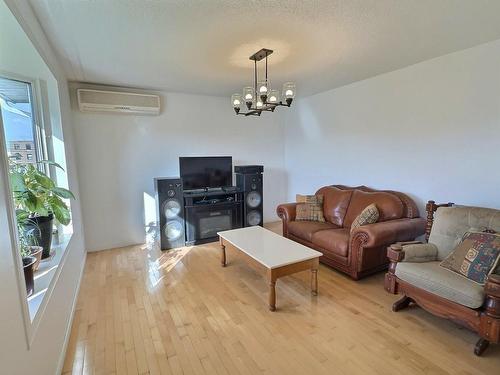 Living room - 12 Rue Lavallée, Lorrainville, QC - Indoor Photo Showing Living Room