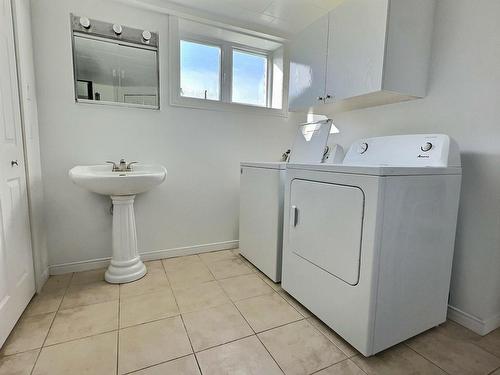 Bathroom - 12 Rue Lavallée, Lorrainville, QC - Indoor Photo Showing Laundry Room