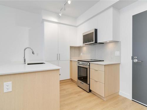 502-1115 Johnson St, Victoria, BC - Indoor Photo Showing Kitchen