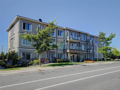 303-4052 Douglas St, Saanich, BC - Outdoor