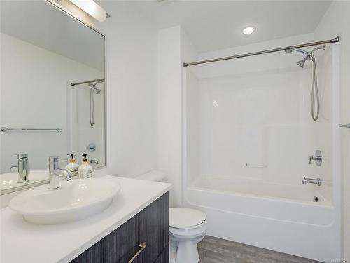 303-4052 Douglas St, Saanich, BC - Indoor Photo Showing Bathroom