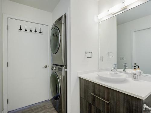 303-4052 Douglas St, Saanich, BC - Indoor Photo Showing Laundry Room