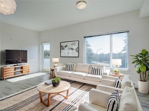 303-4052 Douglas St, Saanich, BC - Indoor Photo Showing Living Room