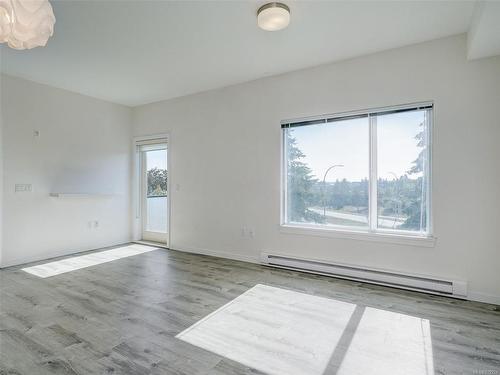 303-4052 Douglas St, Saanich, BC - Indoor Photo Showing Other Room