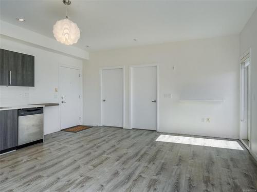 303-4052 Douglas St, Saanich, BC - Indoor