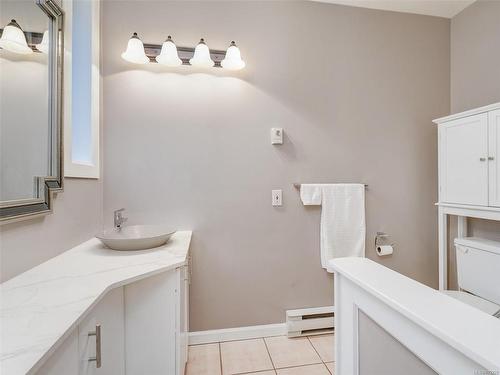 1-170 Gorge Rd West, Saanich, BC - Indoor Photo Showing Bathroom