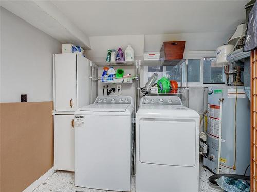 1-170 Gorge Rd West, Saanich, BC - Indoor Photo Showing Laundry Room