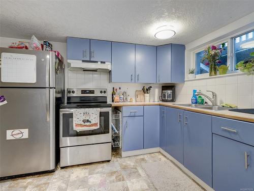 1-170 Gorge Rd West, Saanich, BC - Indoor Photo Showing Kitchen With Double Sink