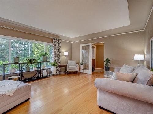 1-170 Gorge Rd West, Saanich, BC - Indoor Photo Showing Living Room