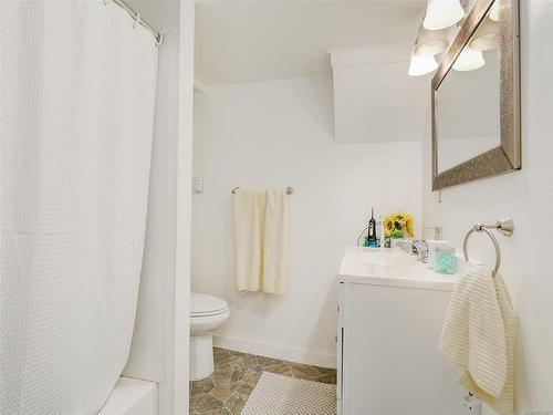 1-170 Gorge Rd West, Saanich, BC - Indoor Photo Showing Bathroom