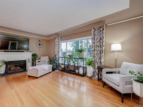 1-170 Gorge Rd West, Saanich, BC - Indoor Photo Showing Living Room With Fireplace