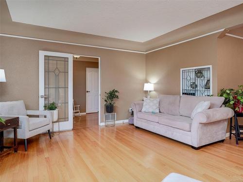 1-170 Gorge Rd West, Saanich, BC - Indoor Photo Showing Living Room