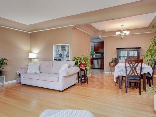 1-170 Gorge Rd West, Saanich, BC - Indoor Photo Showing Living Room