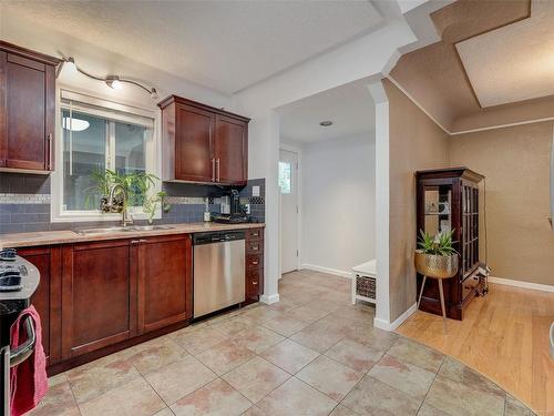 1-170 Gorge Rd West, Saanich, BC - Indoor Photo Showing Kitchen With Double Sink