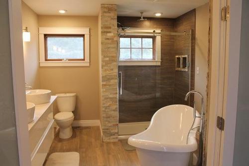 625 Dog Lake Road, Thunder Bay, ON - Indoor Photo Showing Bathroom