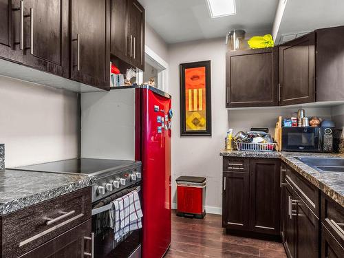 71-1605 Summit Drive, Kamloops, BC - Indoor Photo Showing Kitchen With Double Sink