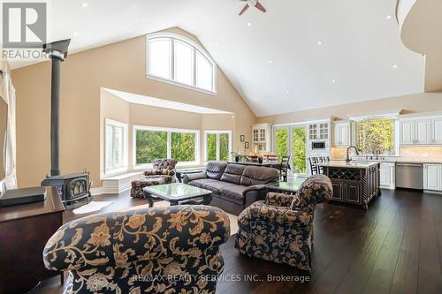 18873 Heart Lake Road, Caledon, ON - Indoor Photo Showing Living Room