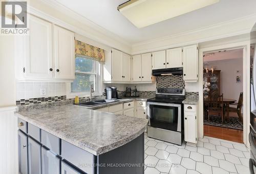 5344 Durie Road, Mississauga, ON - Indoor Photo Showing Kitchen With Double Sink