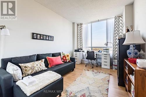 2301 - 24 Hanover Road, Brampton, ON - Indoor Photo Showing Living Room