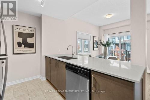 16 Ridgeside Lane, Hamilton, ON - Indoor Photo Showing Kitchen