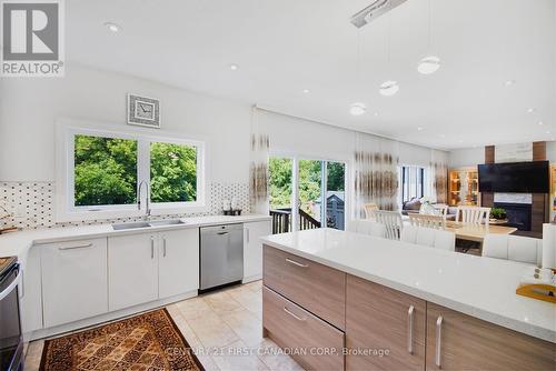 207 Union Avenue, Middlesex Centre (Komoka), ON - Indoor Photo Showing Kitchen With Upgraded Kitchen