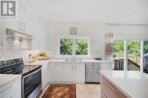 207 Union Avenue, Middlesex Centre (Komoka), ON - Indoor Photo Showing Kitchen With Upgraded Kitchen