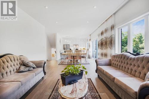 207 Union Avenue, Middlesex Centre (Komoka), ON - Indoor Photo Showing Living Room