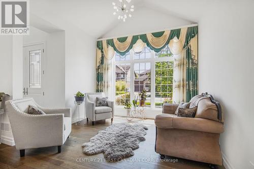 207 Union Avenue, Middlesex Centre (Komoka), ON - Indoor Photo Showing Living Room