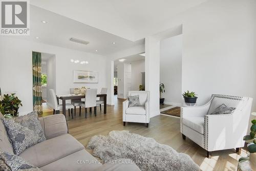 207 Union Avenue, Middlesex Centre (Komoka), ON - Indoor Photo Showing Living Room