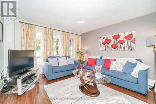 189 Baywell Crescent, Aurora, ON - Indoor Photo Showing Living Room