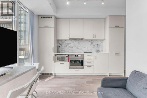 1106 - 60 Honeycrisp Crescent, Vaughan, ON - Indoor Photo Showing Kitchen