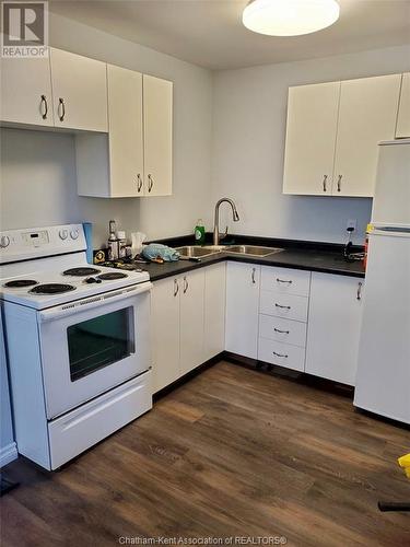 135 William Street South, Chatham, ON - Indoor Photo Showing Kitchen With Double Sink