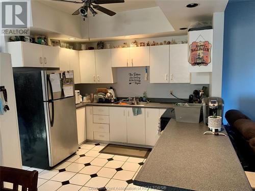 135 William Street South, Chatham, ON - Indoor Photo Showing Kitchen With Double Sink