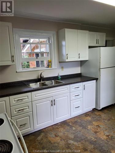 135 William Street South, Chatham, ON - Indoor Photo Showing Kitchen With Double Sink