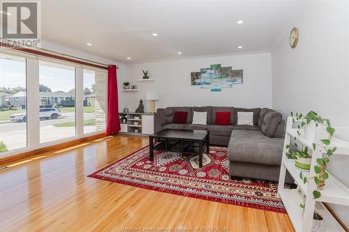 1026 Watson Avenue, Windsor, ON - Indoor Photo Showing Living Room