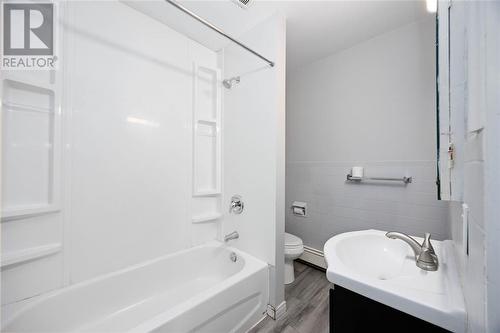 257 Vidal Street South ..., Sarnia, ON - Indoor Photo Showing Bathroom