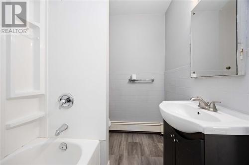 257 Vidal Street South ..., Sarnia, ON - Indoor Photo Showing Bathroom