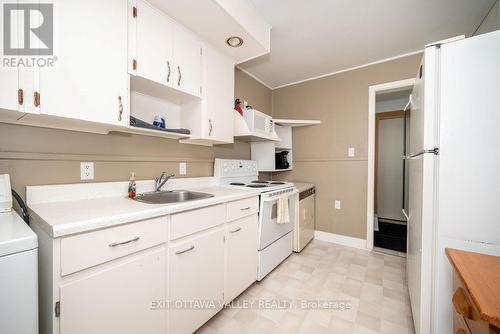 6 Glendale Avenue, Deep River, ON - Indoor Photo Showing Kitchen