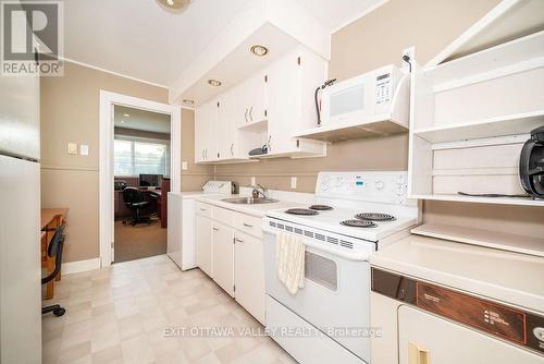 6 Glendale Avenue, Deep River, ON - Indoor Photo Showing Kitchen